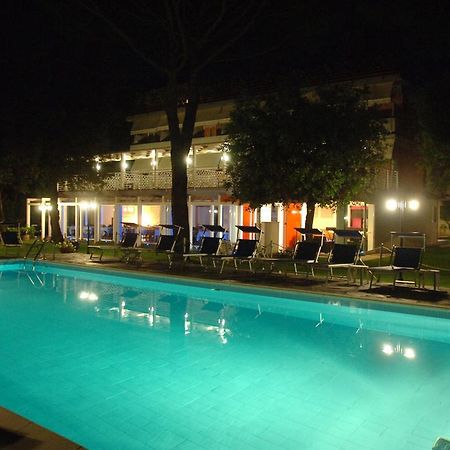 Hotel Hermitage Marina di Massa Buitenkant foto