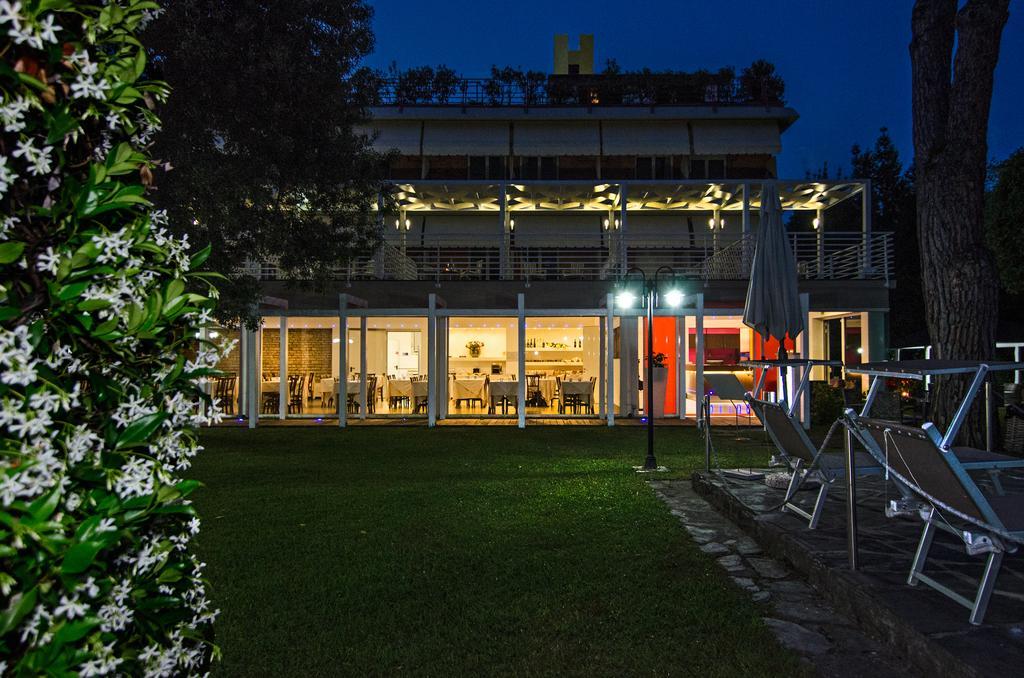 Hotel Hermitage Marina di Massa Buitenkant foto