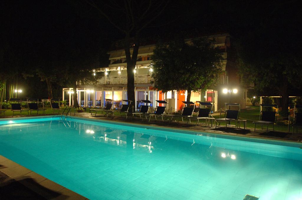 Hotel Hermitage Marina di Massa Buitenkant foto