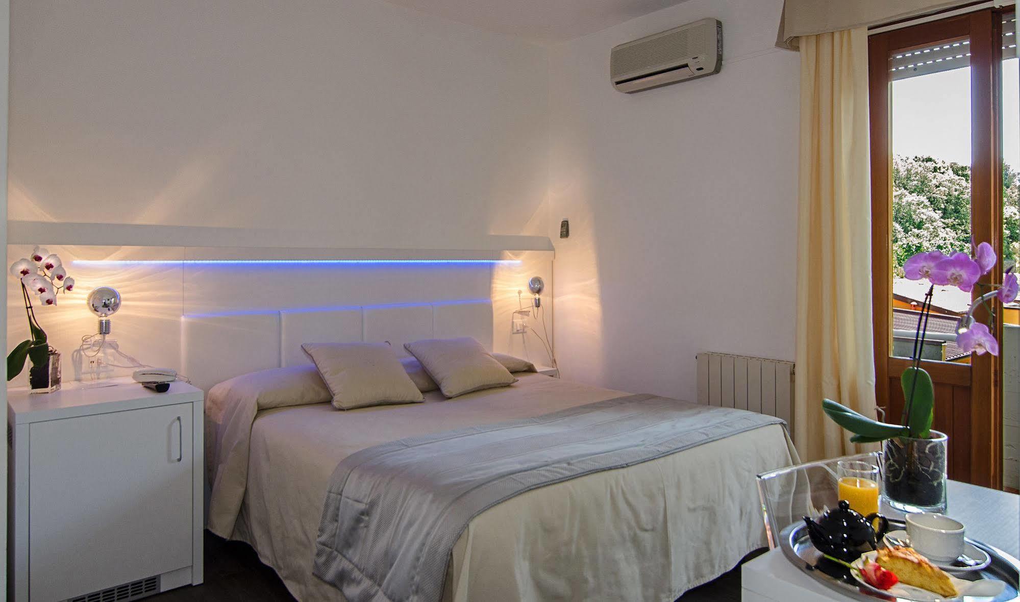 Hotel Hermitage Marina di Massa Buitenkant foto