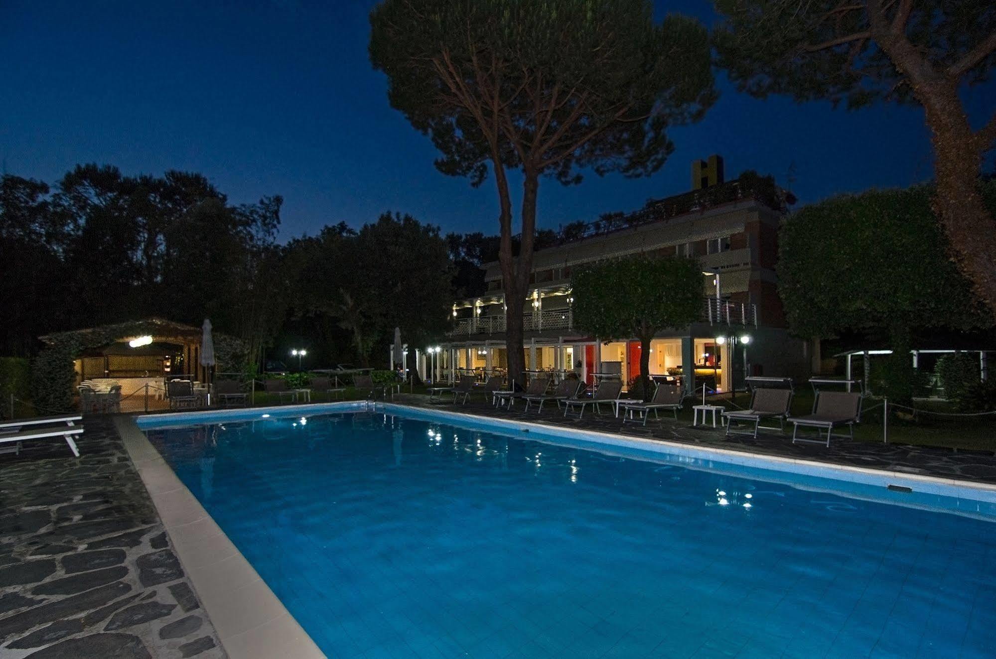 Hotel Hermitage Marina di Massa Buitenkant foto