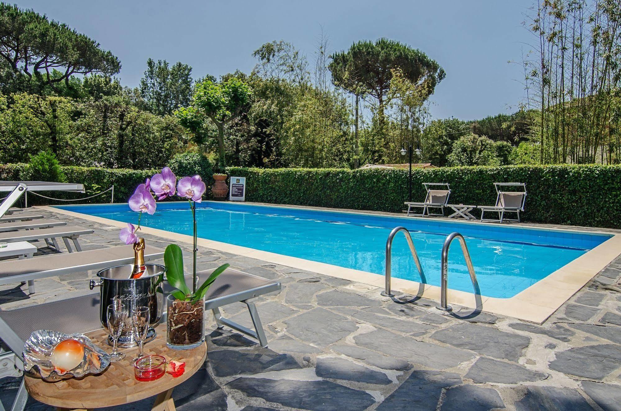 Hotel Hermitage Marina di Massa Buitenkant foto