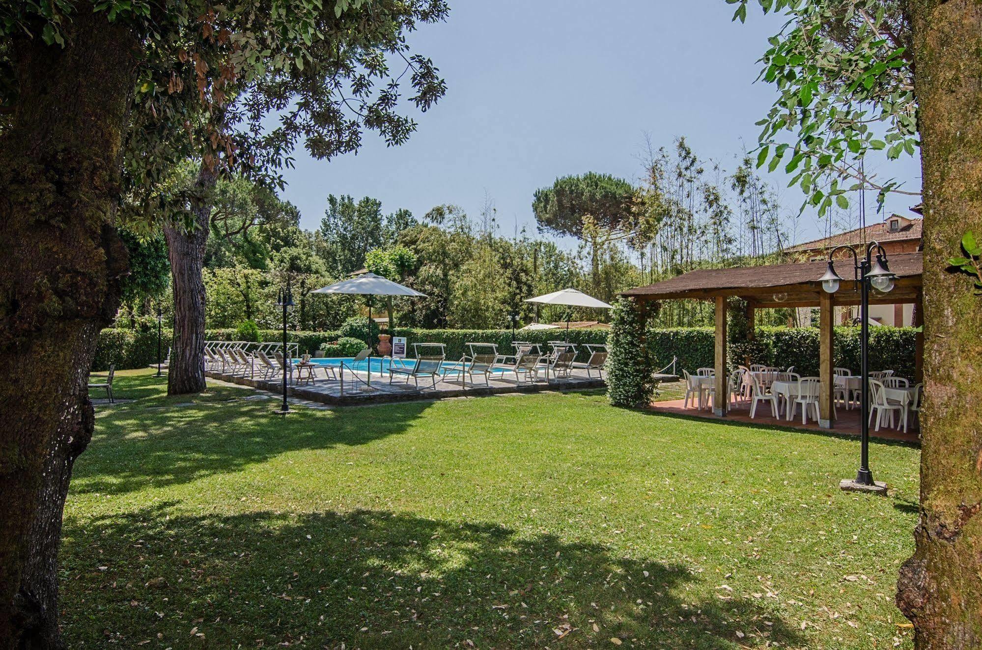 Hotel Hermitage Marina di Massa Buitenkant foto