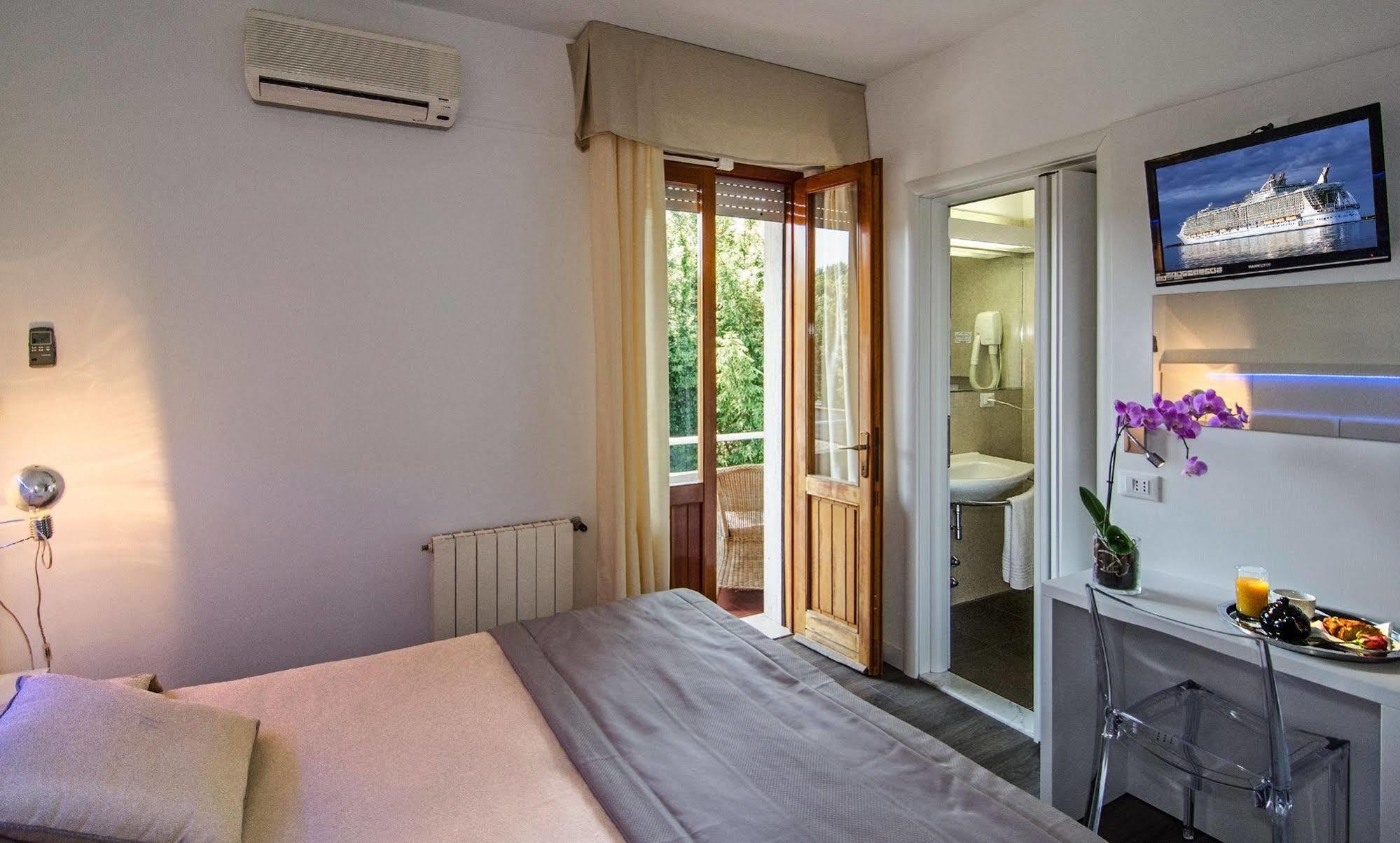 Hotel Hermitage Marina di Massa Buitenkant foto